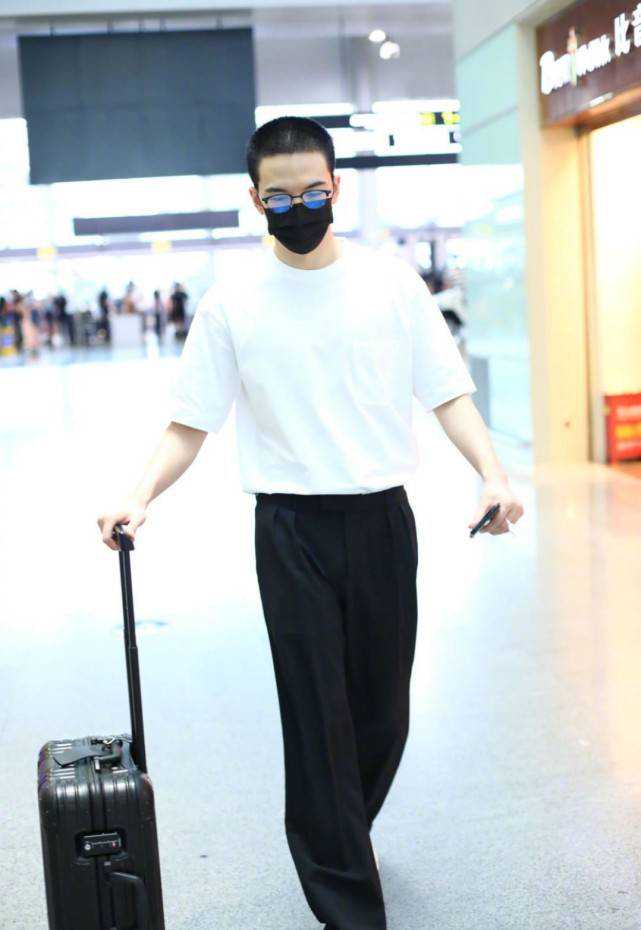 仝卓“学历风波”后首现身，一言不发低头走路，剪寸发欲重新做人