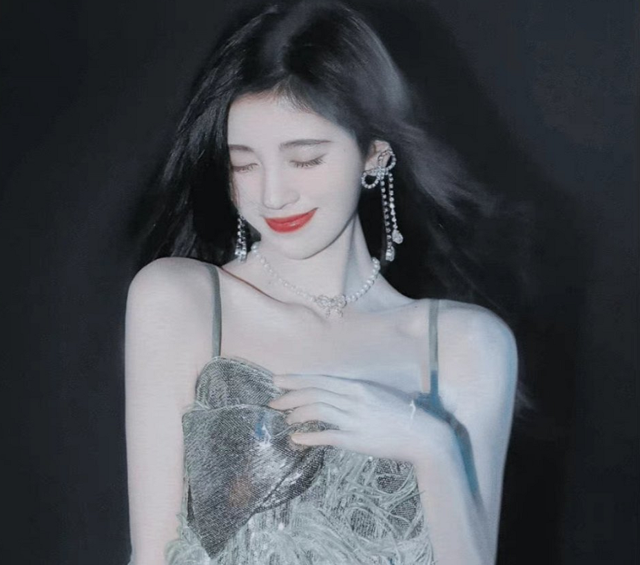 鞠婧祎换新造型，灰蓝色卷发超好看，网友：羡慕死她的颜值了