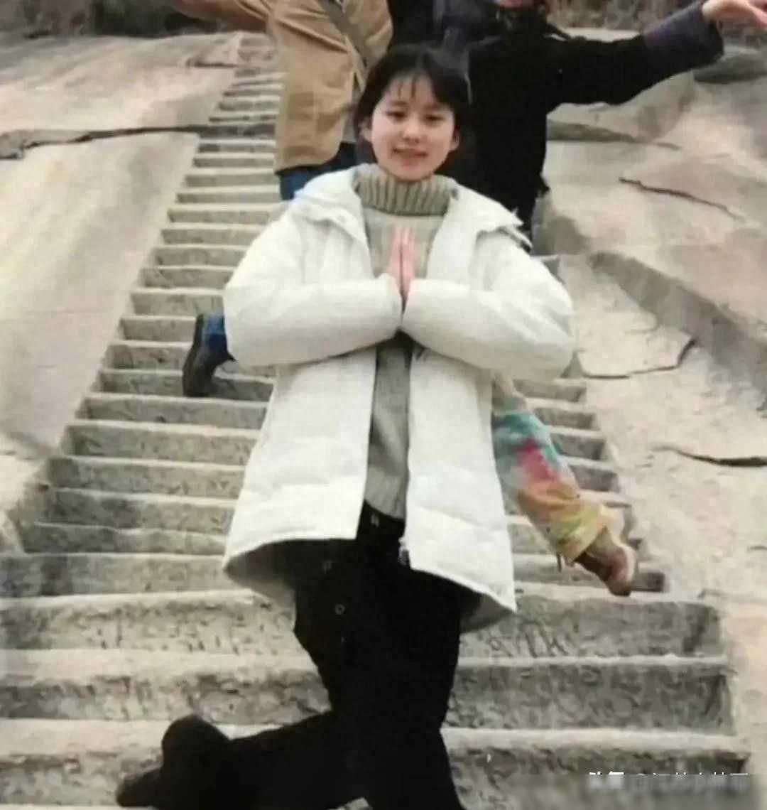 有一位小女孩，留着朴实的短发，看起来平凡无奇。然而...