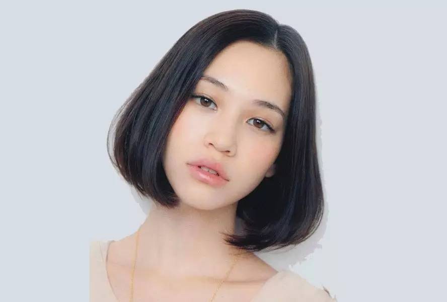 潮发型 | 女生都想换的夏日撩人发型？只需“露两点”！