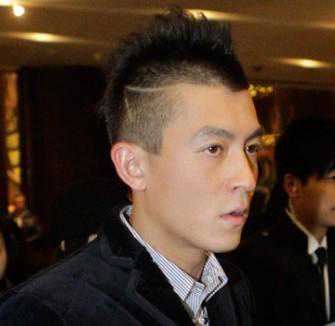 最具个性的男生帅气发型——刀疤头发型