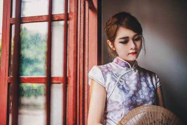 穿旗袍梳什么发型？这几款发型和旗袍很配哦！