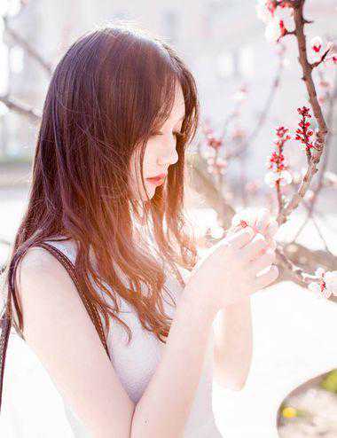 好看的中分长发烫发发型