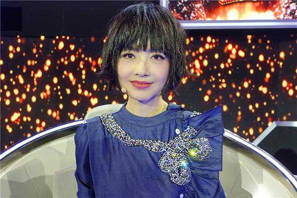 鲁豫新发型获赞 网友直呼：太减龄了！