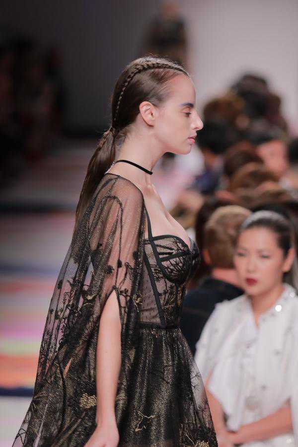 马尾辫扎腻了？试试侧分反层三股辫发型