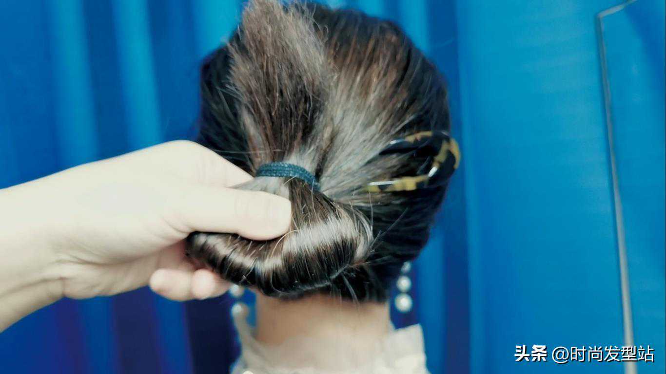 一款简单又好看的长发低丸子头，发型尽显优雅