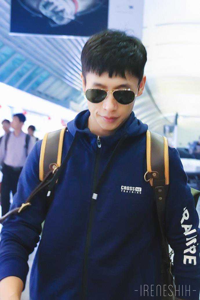 魏晨新发型帅气现身机场，粉丝：终于舍得剪头发啦！