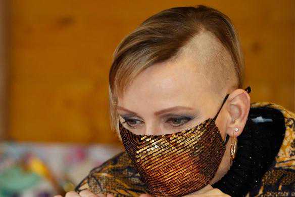 你厌倦了吗？常见女性游戏发型剃半边！网友：政治正确