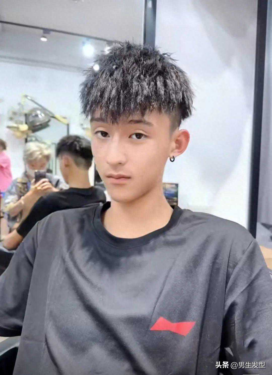男生“两边掏空”发型叫什么？这3款干净帅气，剪完很清爽