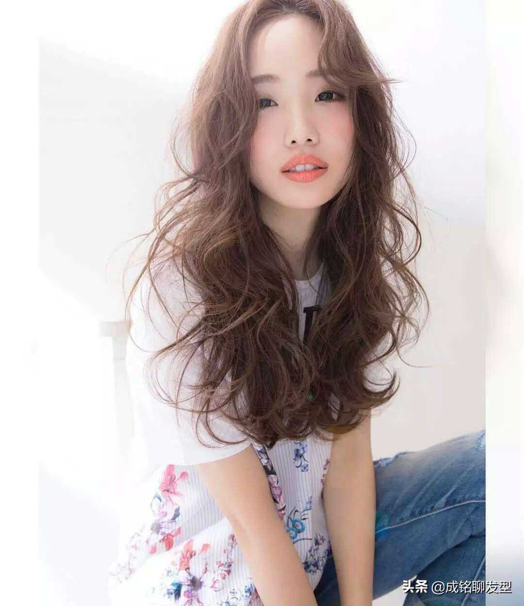 女人烫卷发后，弹力素要会用，谨记这六点，发型时尚更高级！