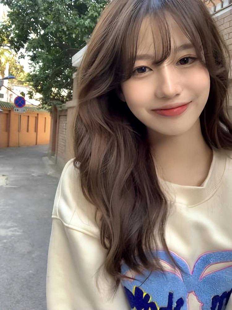 圆脸女孩的变美指南，从发型、妆容、穿搭入手，更气质有魅力