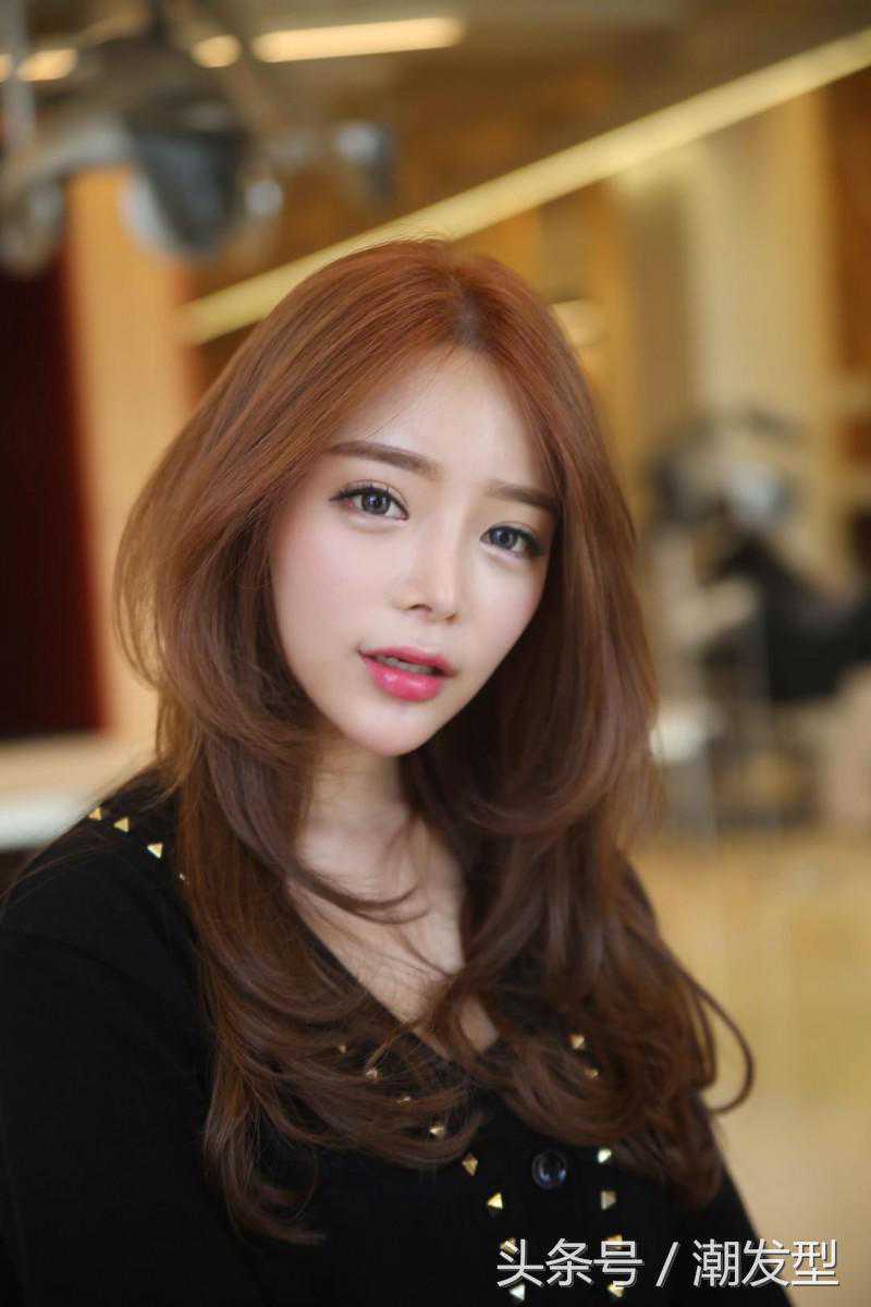 发尾的C型烫体现出层次与动感，让整个发型灵动而时尚