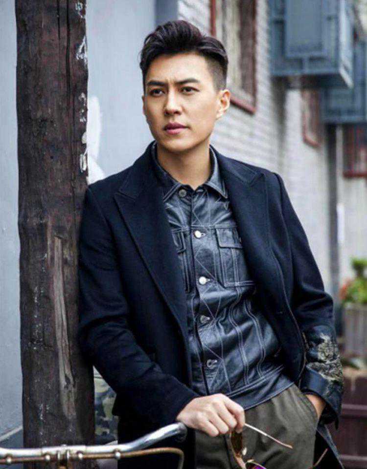 靳东“反油腻”的秘诀：穿基础款、梳偏分发型，45岁也很有男人味