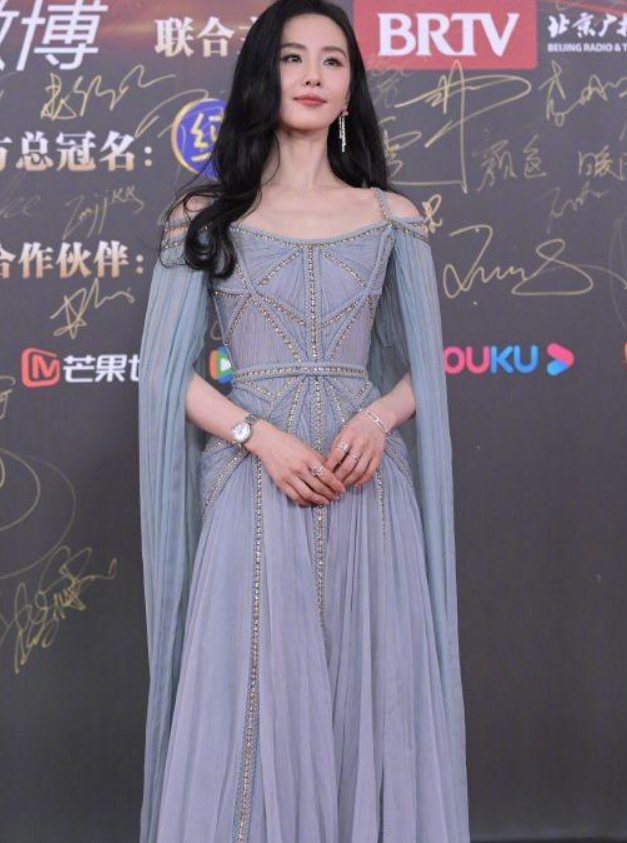 北京这一夜，杨幂脖子前倾，刘诗诗脸部僵硬，唐嫣发型大翻车