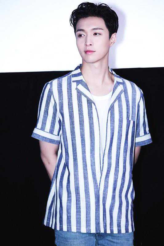 张艺兴的好多款发型都好讨人喜欢，尤其是那款显得很乖的！