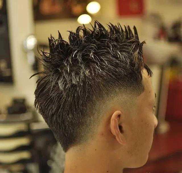 「潮剪」谁说男生只能剪寸头？看到莫干西发型，网友：帅到没朋友