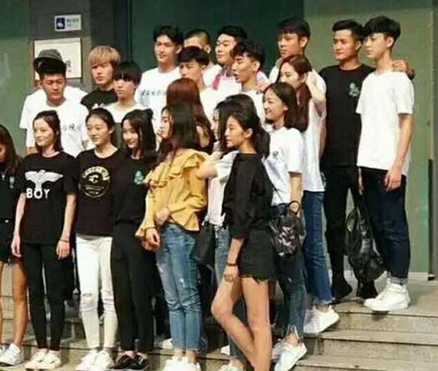 王俊凯跟同学合照曝光！平刘海乖乖男发型从人群中脱颖而出！