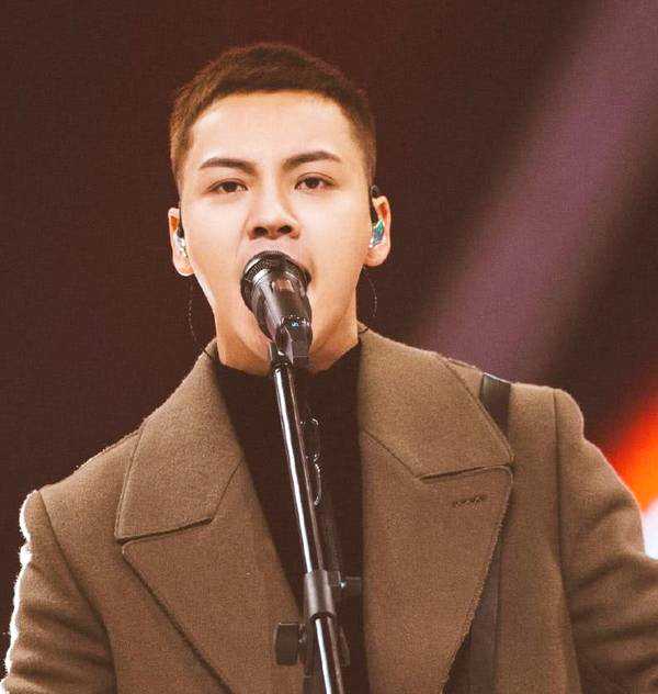 陈伟霆终于换对发型！寸头是检验男神的标准，陈伟霆帅出惊喜！