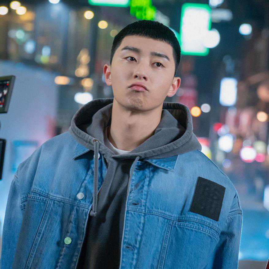 今年流行的“栗子头”发型，稳重很精神，越来越多男生喜欢这样剪