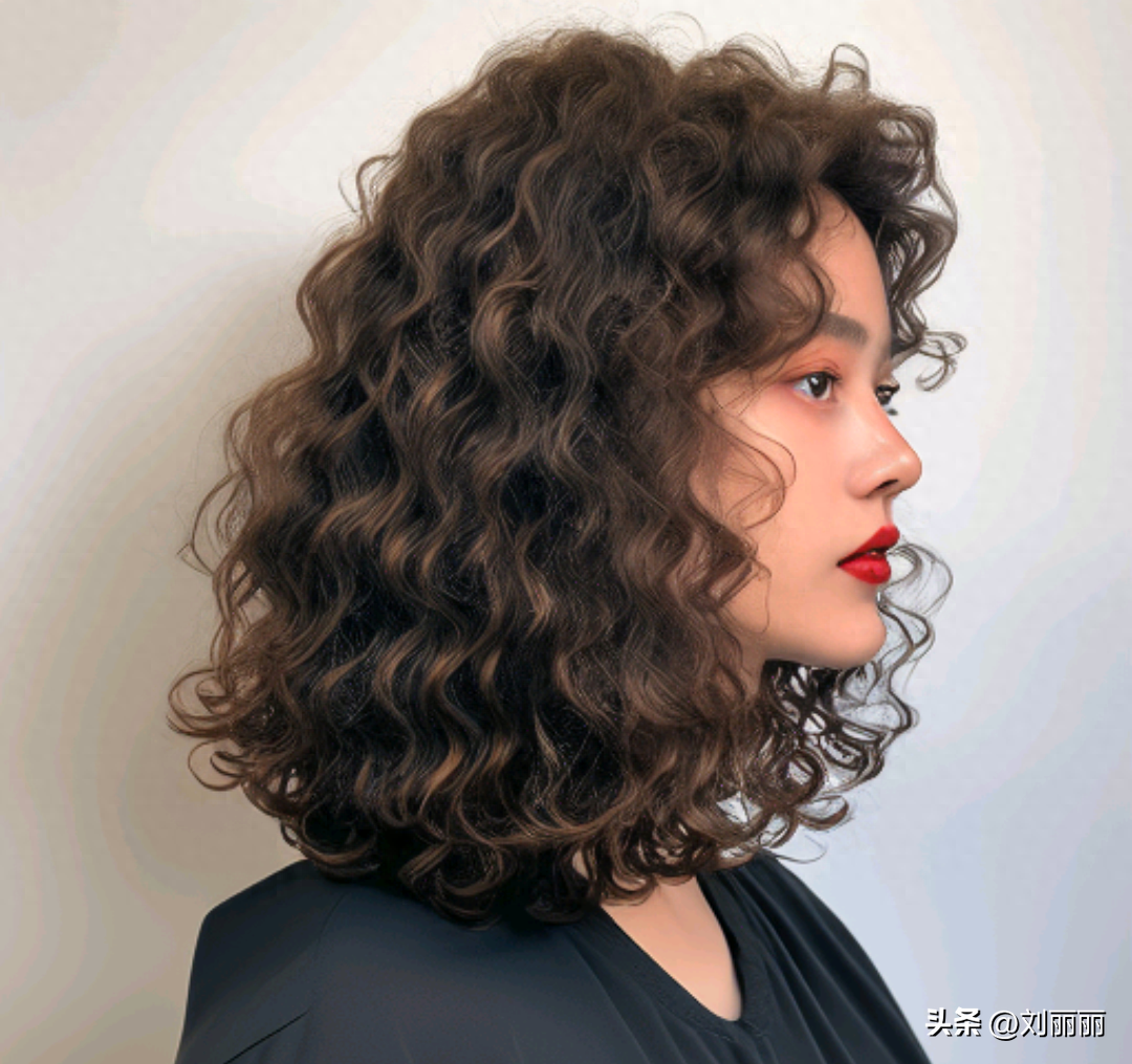 冬天发型不论怎么烫，最美还是羊毛卷全头烫，蓬松瘦脸还保暖