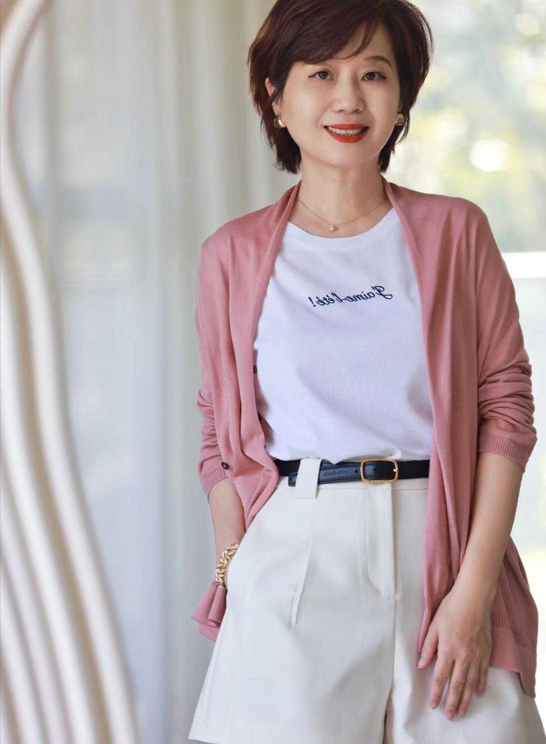 四五十岁的女人适合哪种发型？短发露耳、头发微卷，高级又有品味