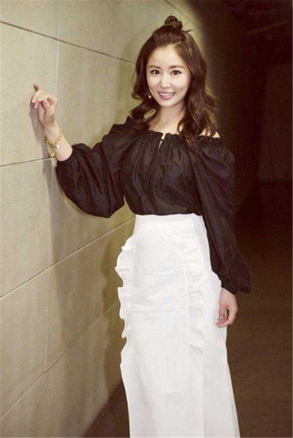 林心如又换了款双马尾发型，公主衫配阔腿裤少女感十足，有43岁？