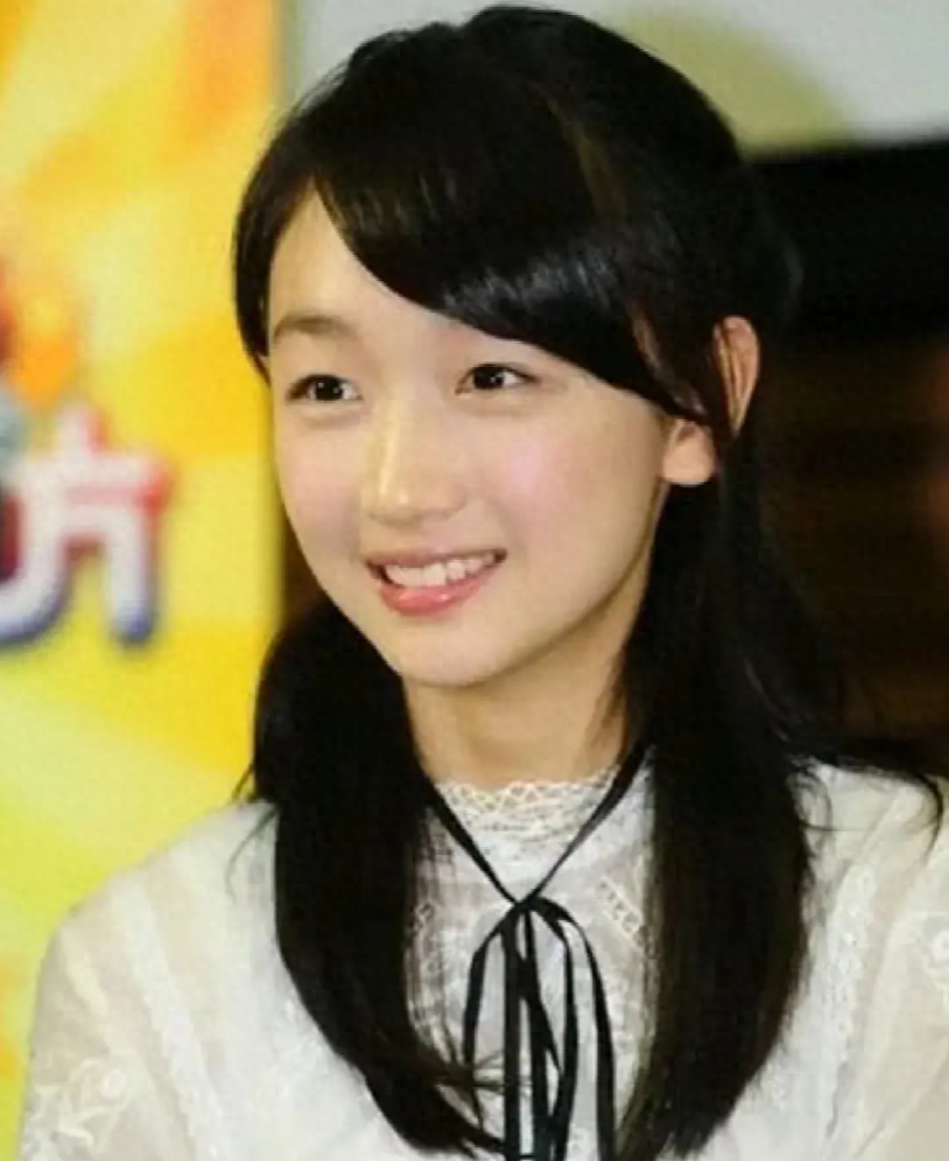 周冬雨冲上热搜！二八分贴头皮发型 网友：我一般不笑 除非忍不住