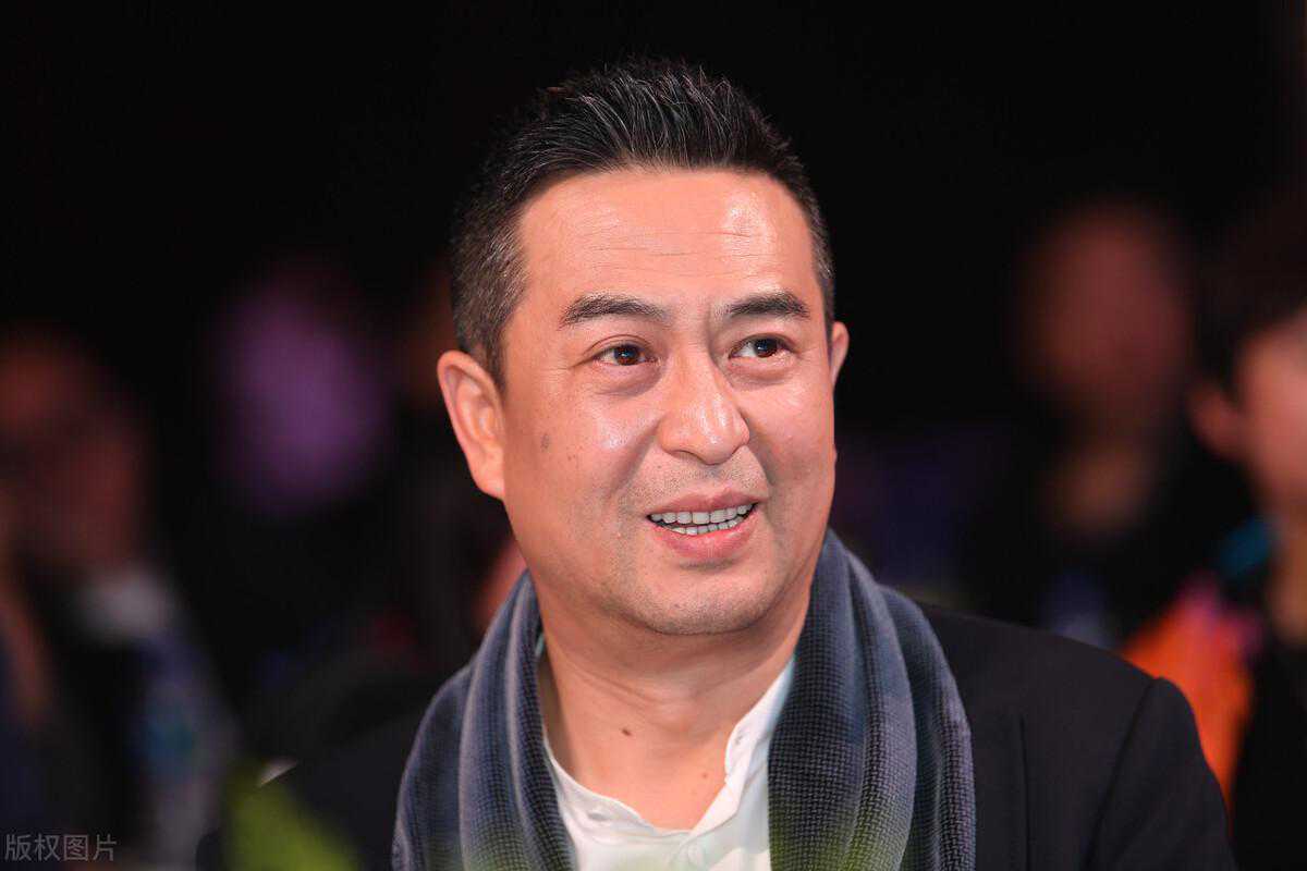 张嘉译50岁后的发型告诉我们，国字脸留小背头，显年轻更有男人味