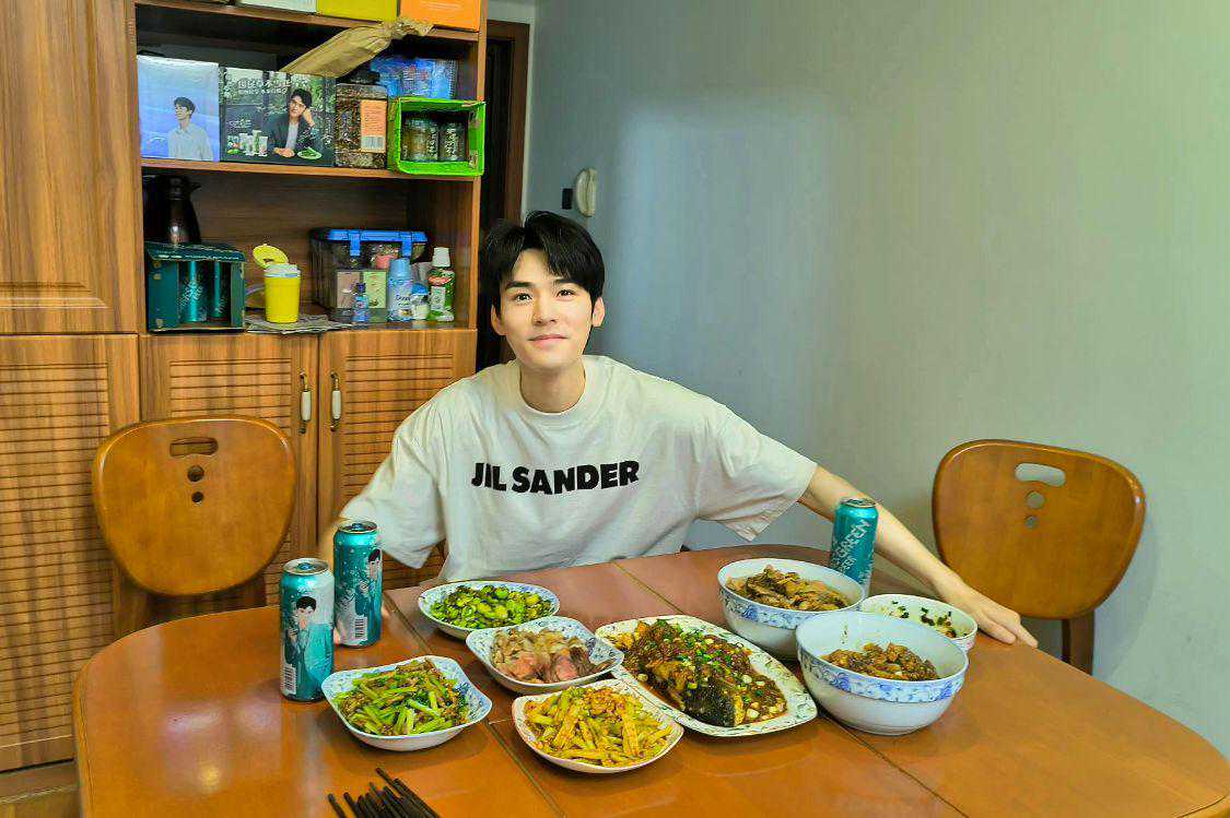 60年代的复古油头席卷时尚圈，只要适合，油头才是考验颜值的发型