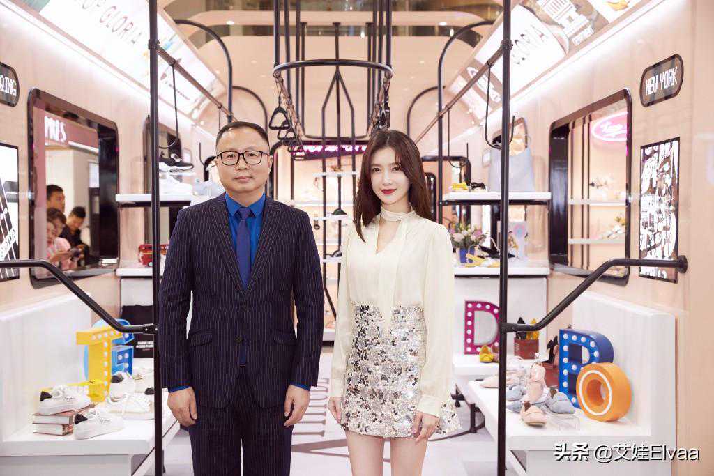 江疏影终于换新发型，烫波浪卷留中分配皮裙气场出众，33岁还是美