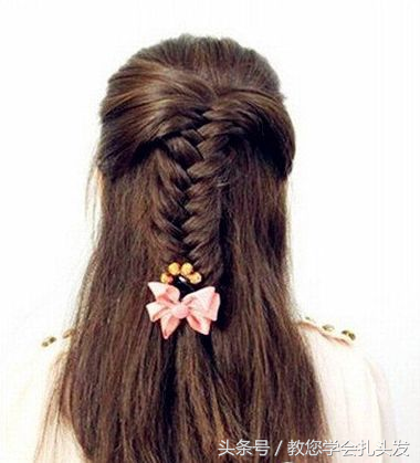 扎什么样的发型才更有气质，试试这款鱼尾辫的编法图解，扎上超好看！