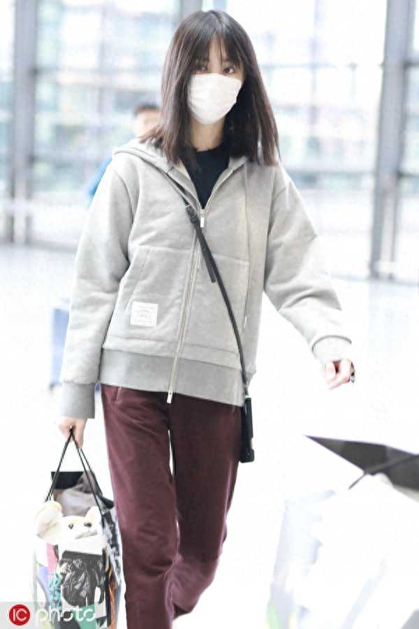 郑爽这款发型巧妙掩盖头发少的缺点，戴白口罩仿佛生病了楚楚可怜