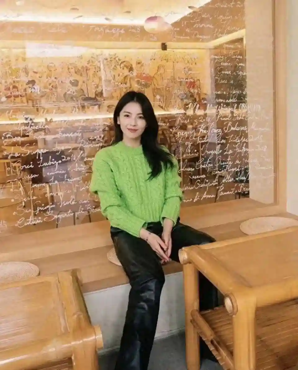 46岁刘涛换新发型，穿绿色毛衣加皮裤，成熟魅力拉满