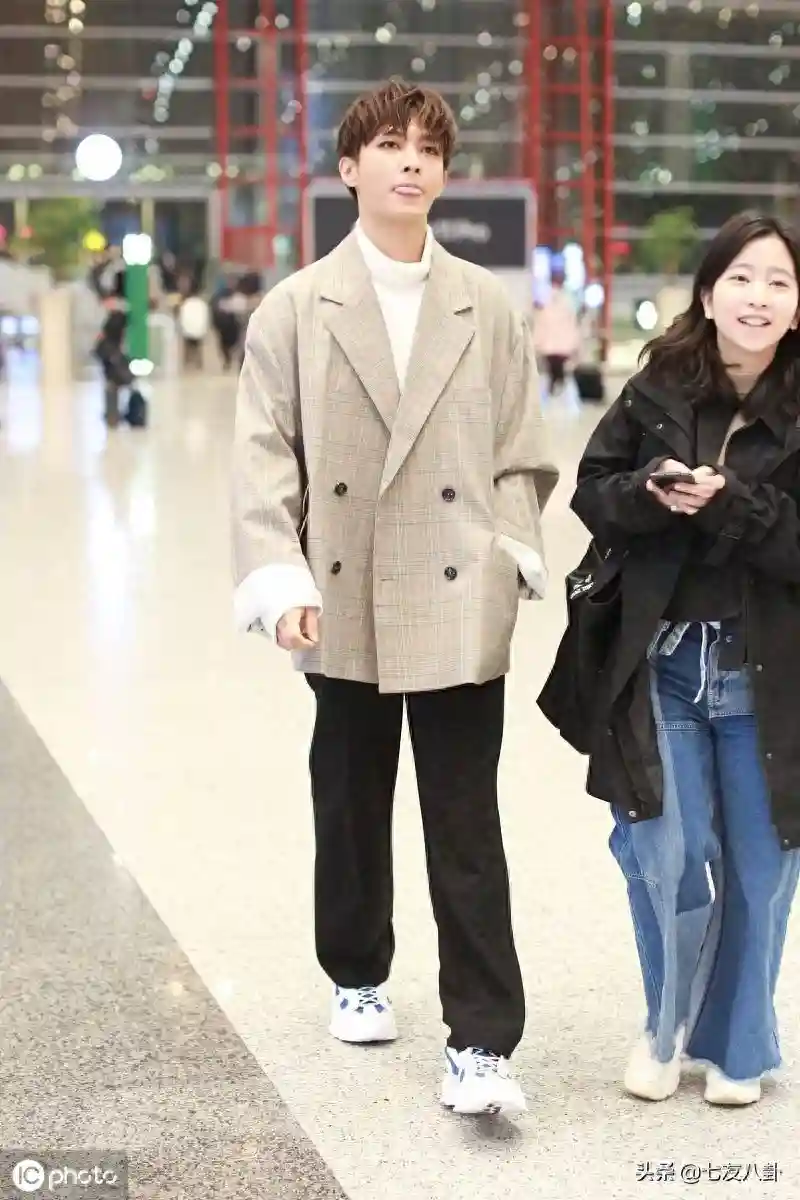 翩翩贵公子！炎亚纶西装搭西裤英俊潇洒，卷毛发型减龄帅气