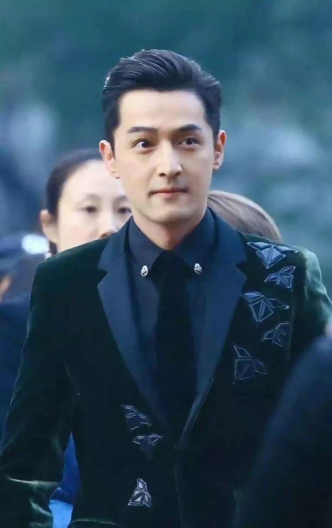 男人到了中年，这3种发型记得避开，俗气又油腻，长得帅也白搭