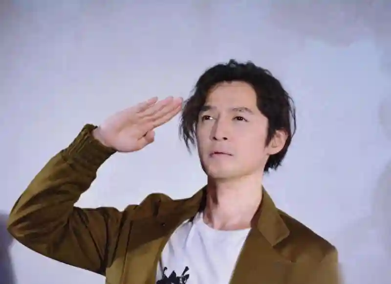 有一种发型叫“胡歌长发”，网友：半年不剪发、不洗头都没这效果