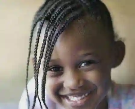 非洲女性最爱弄发型，编头发3小时，甚至要在理发店坐一天