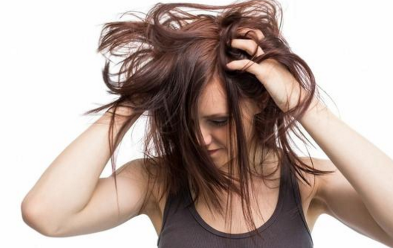 头发总是出油，一绺一绺的粘在头皮上，试试这3招头发清爽顺滑