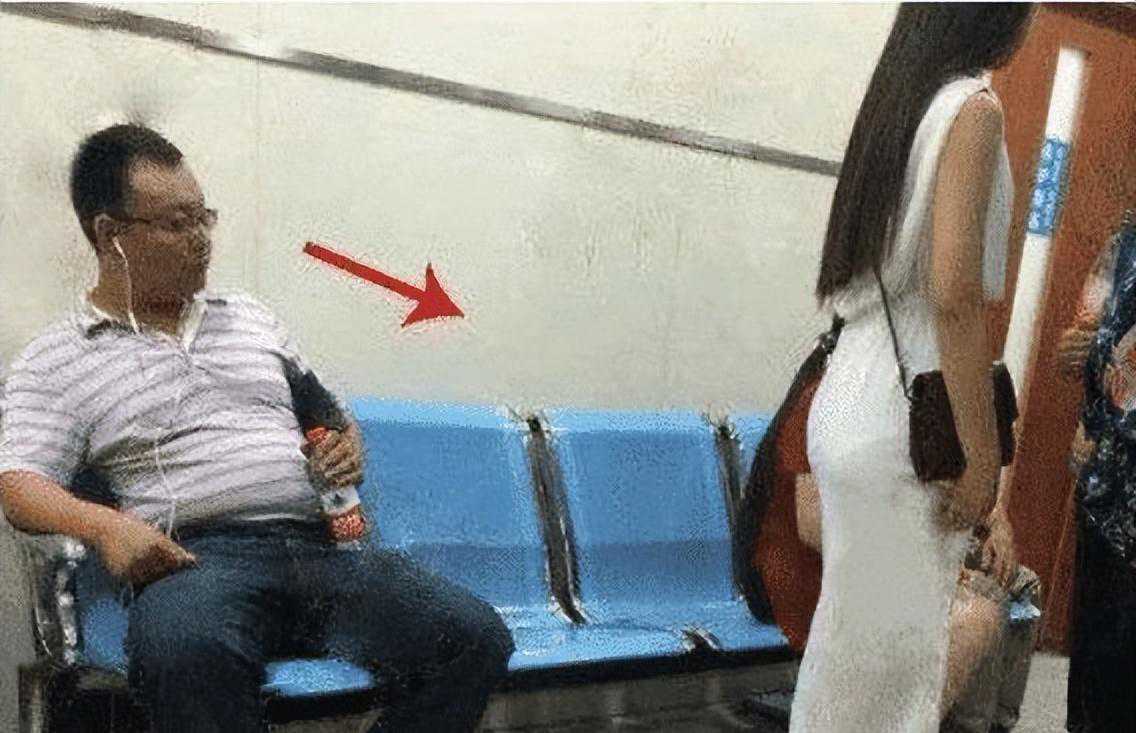 好麻利的手法，估计他的头发就是这样梳没的吧？！