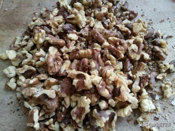 自制手工黑芝麻糖，香甜柔韧，吃一口，感觉头发都油亮了