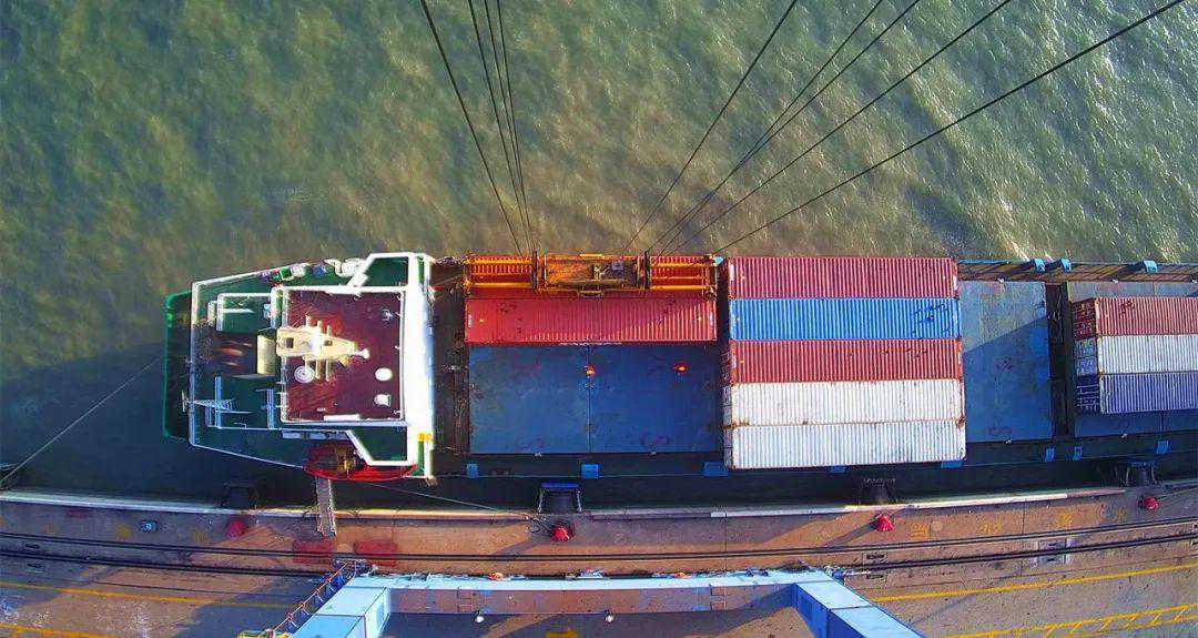 福建沿海集装箱“穿梭巴士”首次从厦门嵩屿码头发船