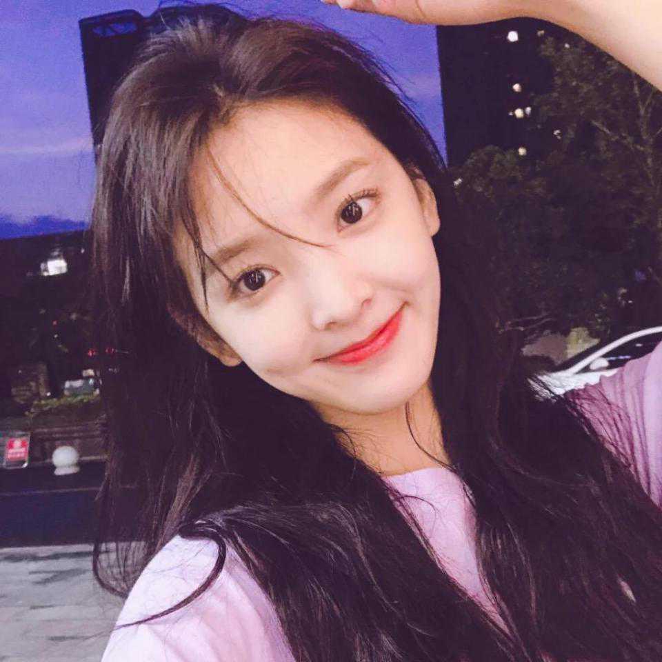 11个自拍姿势，剪刀手、抓头发、托腮、捏脸，一个比一个好看