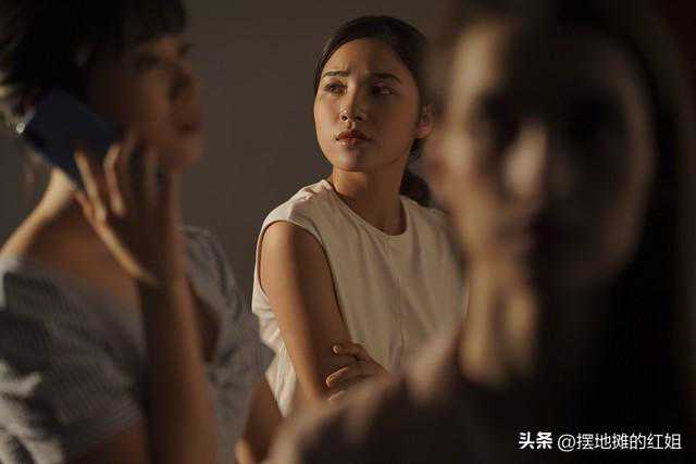 实体经济不景气，理发店烫个头发600块？太贵了吧，表妹：不烫了