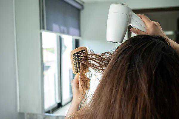 湿发睡觉的危害可不只是感冒！立秋后这样做，教你养出好头发