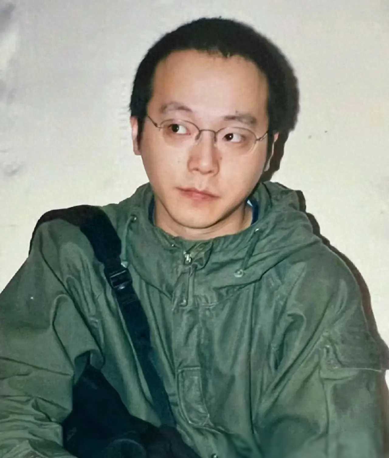 55岁窦唯罕露面！发福头发秃顶，变化大到无人识，在灵隐寺瞎溜