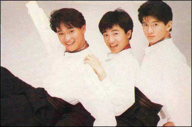 他曾火遍全洲，服兵役后名气不再，如今只能靠绿头发透视衣博关注