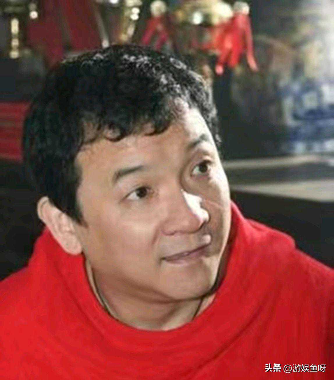 64岁老戏骨悉尼被偶遇，满脸皱纹，头发也白了，超粗金项链很吸睛