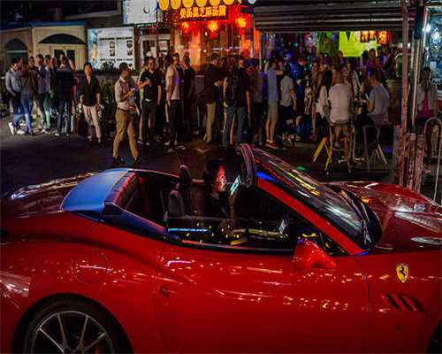 “光伏鱼塘”上头发电下头养鱼，科技赋能让“空心村”变“鱼米乡”