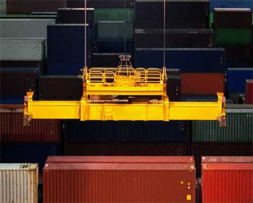 女人头发花白，剪露耳短发，魅力无限