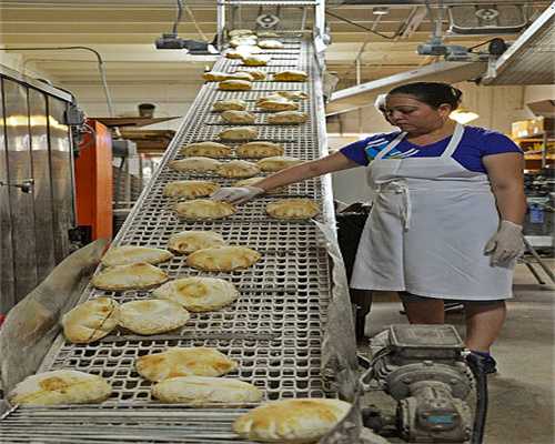从头发蓬松与防止出油能力来看，评测几款价格适中，无硅油洗发水